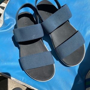 Woman’s Keen Elle blackstrap sandal, blue and white with a black insole, size 8
